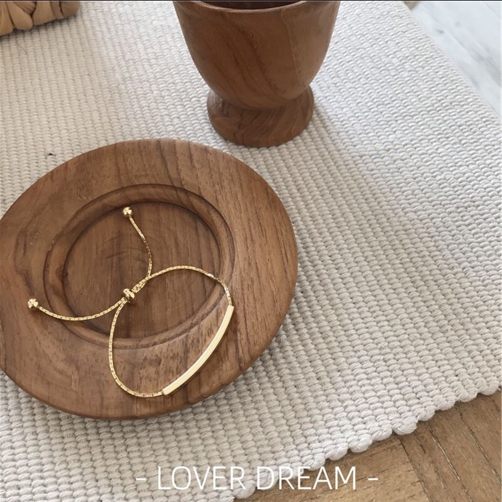 Adjustable statement bracelet